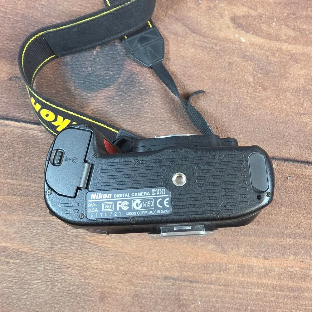 Nikon D100 Digital SLR Camera Body Black Fair For Parts Repair